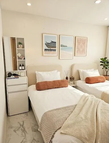 Sinchon Mapo 3 Bed, 3 Min To Station 2 Bedroom 1 Bath 4*
