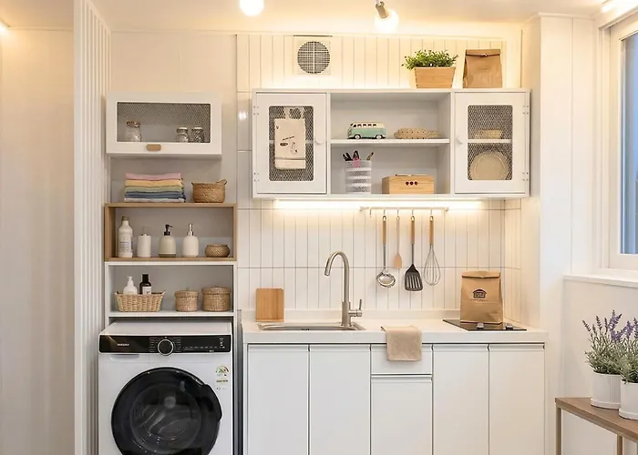 Sinchon Mapo 3 Bed, 3 Min To Station 2 Bedroom 1 Bath 4*